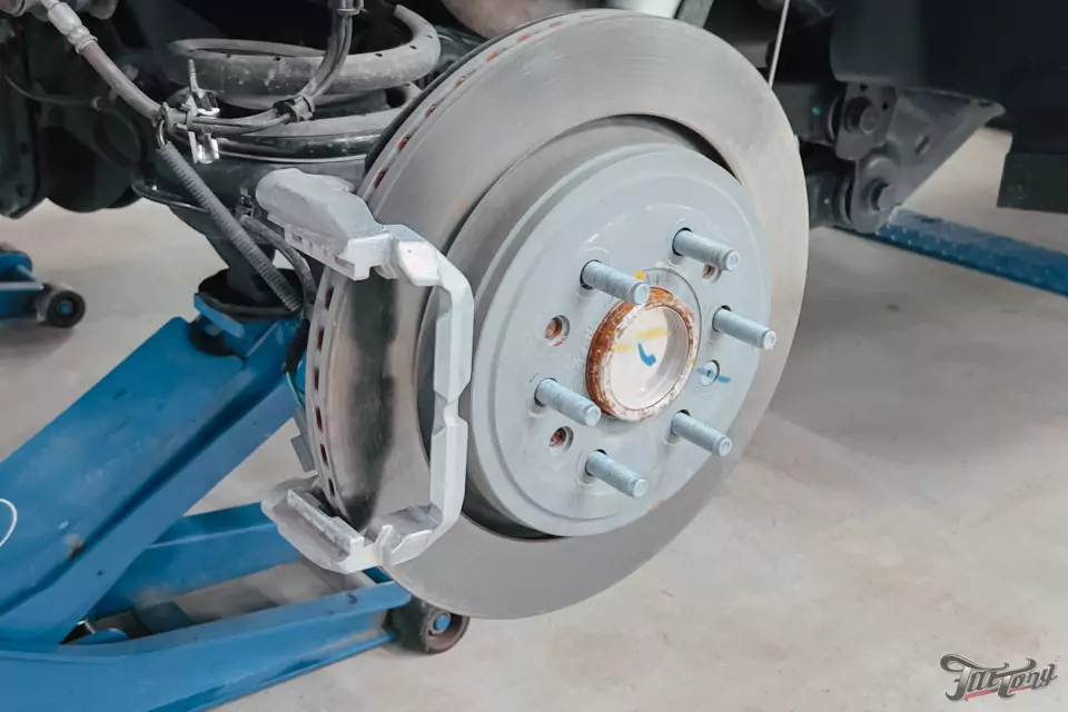 Подготовка RAM TRX для участия в MK Rally 2024: установка тормозной системы Brembo, окрас суппортов, оснащение кузова крышкой и дополнительной розеткой